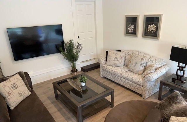 Quiet country home ,sleeps 6, pet friendly