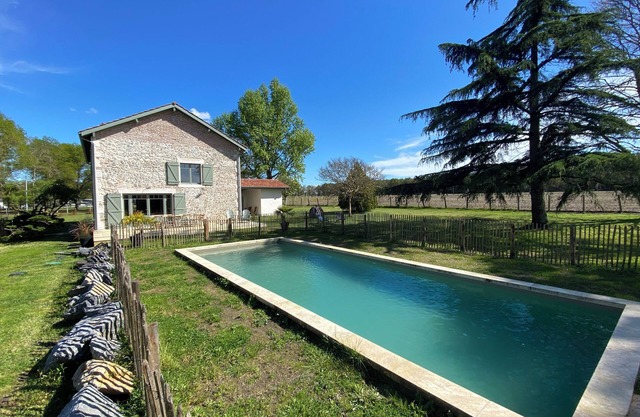 Quiet country house with large swimming pool