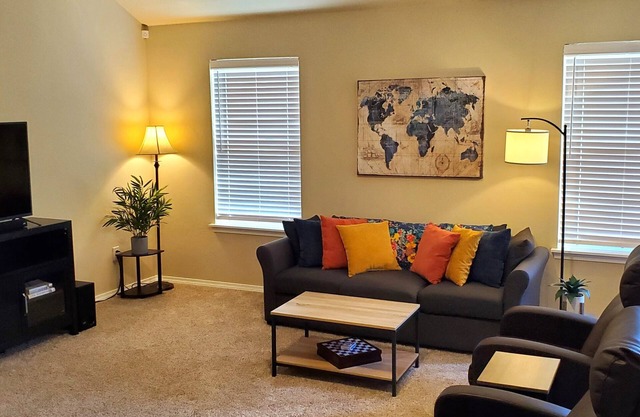 Quiet country neighborhood; 15 minutes to OU Norman. Monthly stay discount 50%.