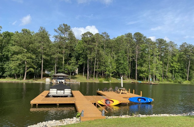 Quiet Cove 4 Bedroom Lake Retreat, Large Dock & Fire Pit 🎣⛵️☀️
