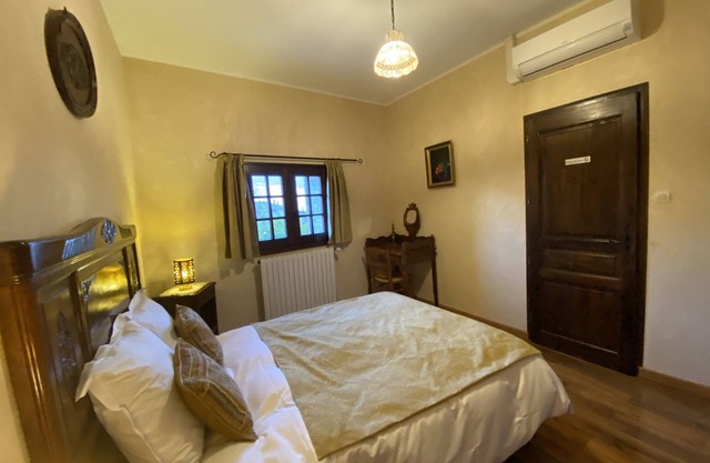 Quiet, cozy Ravel room with TV and air conditioning