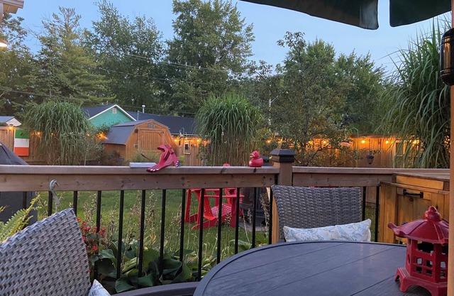 Quiet cozy cottage steps from the beach, restaurants and shops with large yard