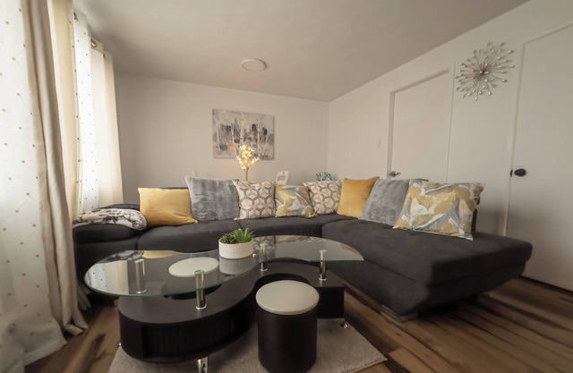 Quiet Cozy Family Home. 5 mins to shopping district & Cinema.
