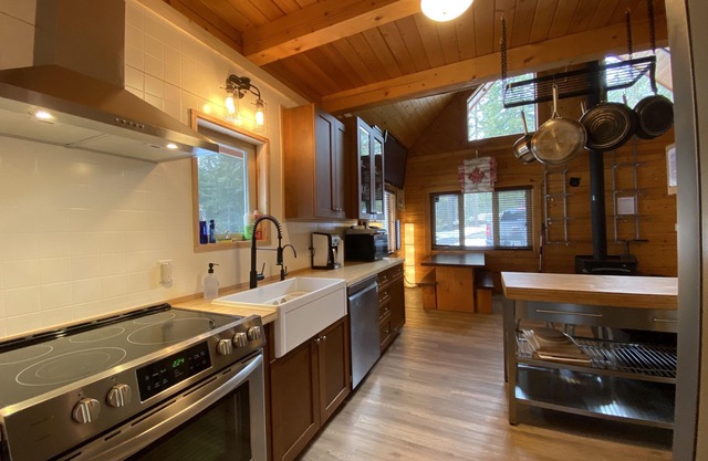 Eagle Pass / Perry River Log Cabin Chalet