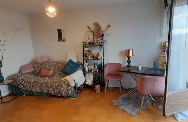 Quiet, cozy nest opposite a park, close to public transport...