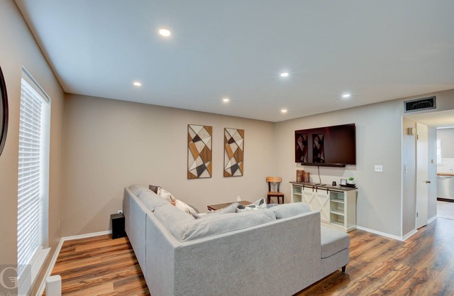 Quiet, Cozy Townhouse w/ all new appliances and furniture.