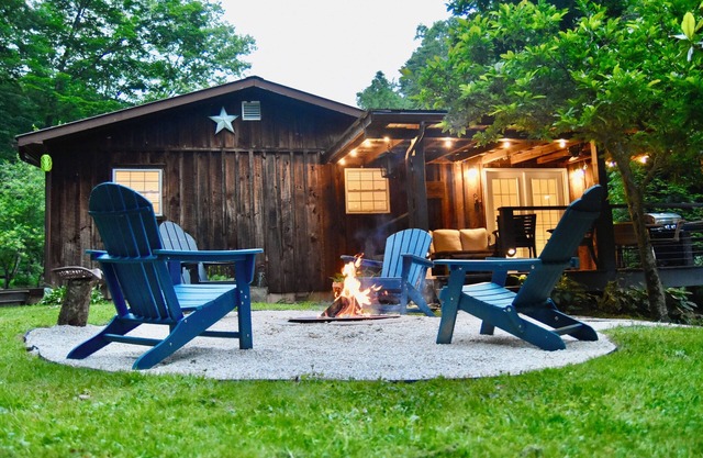 Quiet Creek Cabin: Cozy Retreat with Hot Tub in the heart of Daniel Boone Forest