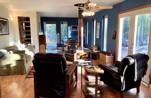 Quiet, Elegant & Cozy -- 4 Miles from Downtown