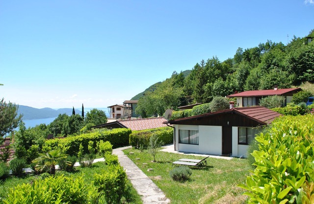 Casa de vacaciones tranquila y familiar en un complejo vacacional con piscina y vista al lago