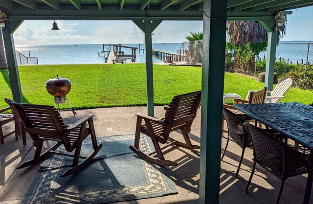Quiet Family guardado Frente Bayhouse Con gran muelle de pesca