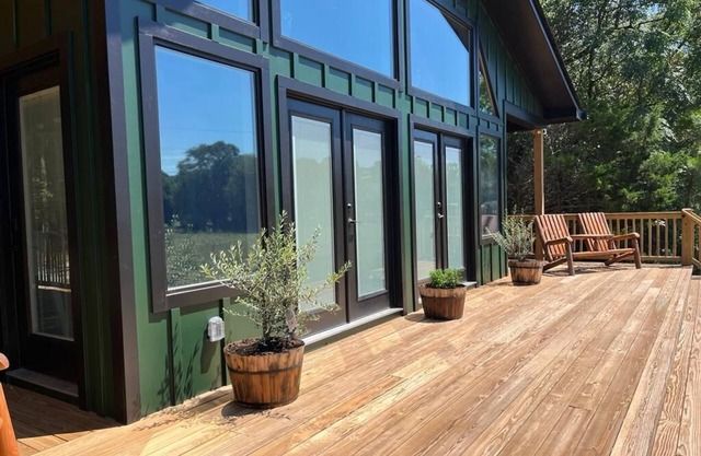 Quiet farm cabin located minutes from downtown Athens!