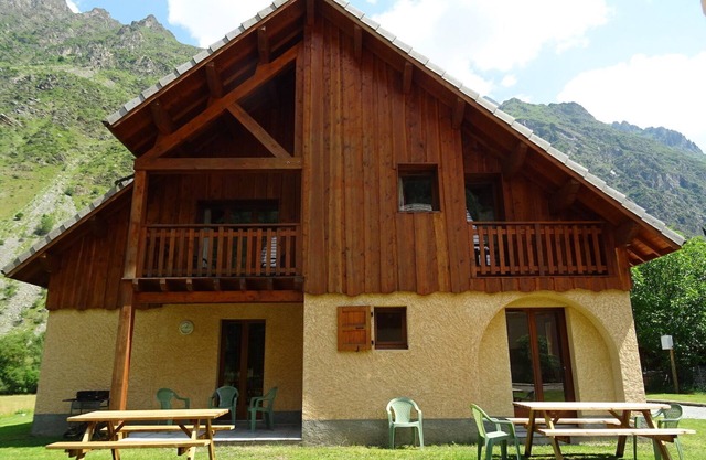 Chalet adosado 6/8 pers, hermosa vista a las montañas, piscina y jacuzzi
