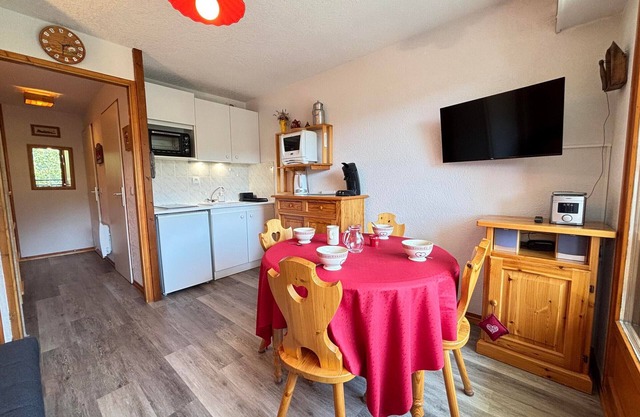 Apartamento con balcón tranquilo y vista a la montaña, aparcamiento privado