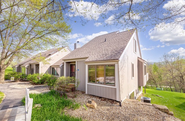 Quiet Galena Territory Home near Lake with tons of Amenities-Great Winter Escape