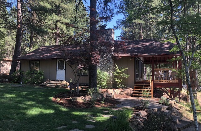 Quiet getaway on beautiful Hayden Lake. Leave the hustle and bustle behind.