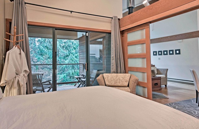 Pasos silenciosos y escondidos de la casa de Creekside a la entrada de Sechelt