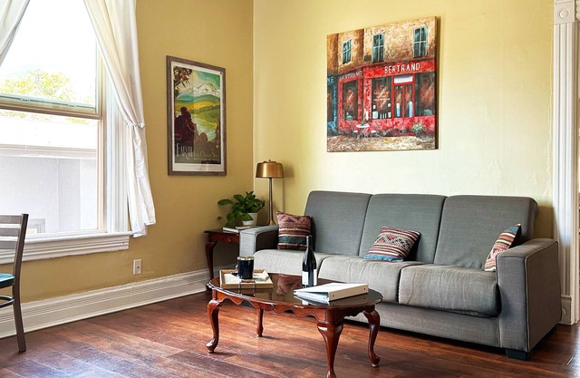 Quiet 'Hip Strip' Apartment at the Pink House