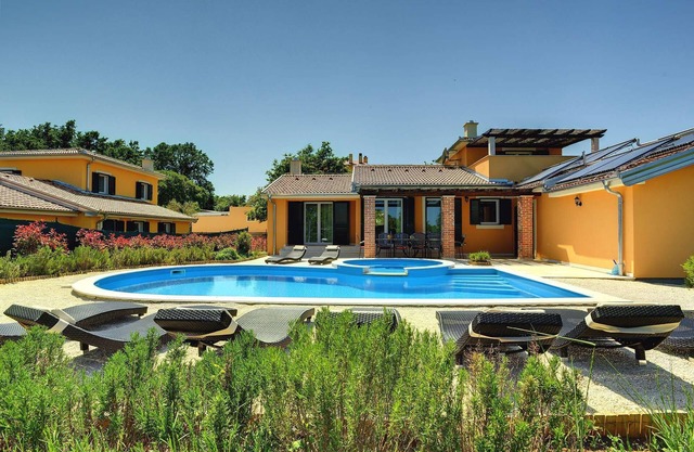 Tranquila casa de vacaciones con una gran piscina en las afueras de Rezanci