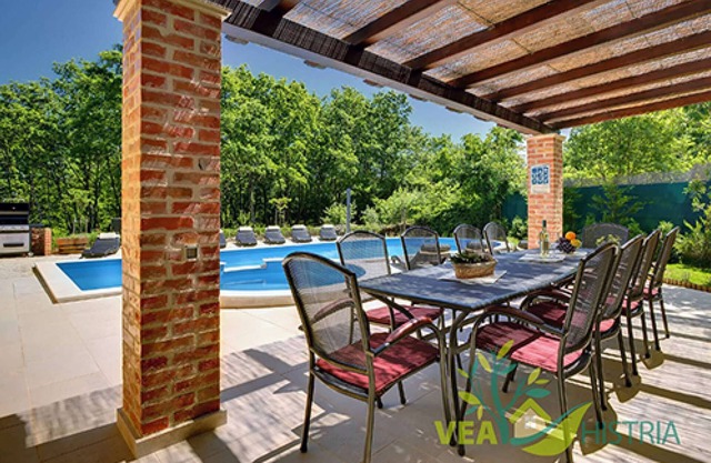 Tranquila casa de vacaciones con una gran piscina en las afueras de Rezanci
