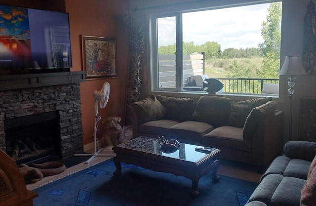 Quiet house and neighborhood well located 25 minutes from Calgary.