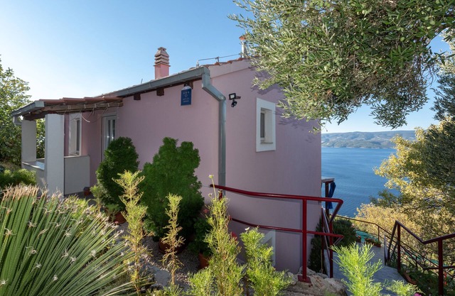 Casa tranquila en pueblo de piedra con vistas panorámicas al mar.