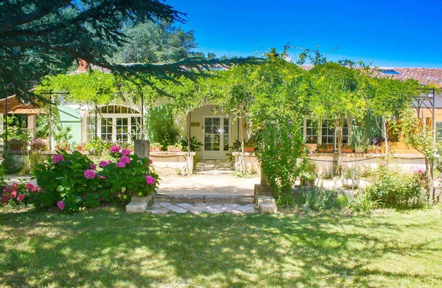Quiet house in the green area with pool near major tourist sites
