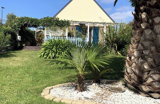 Quiet *** house located 800m from beaches, port and GR34.