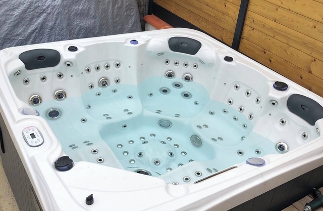 Quiet house with jacuzzi in a typical southern village