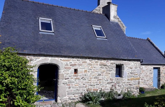 Quiet house with private garden close to the sea