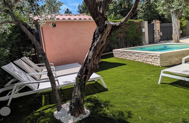 Quiet house with swimming pool