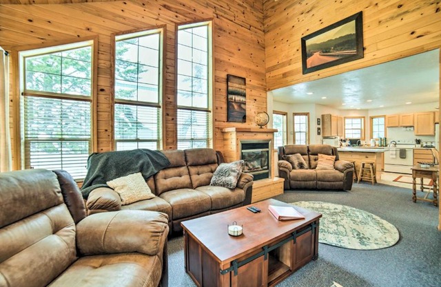 Quiet Island Park Family Home Near Yellowstone!