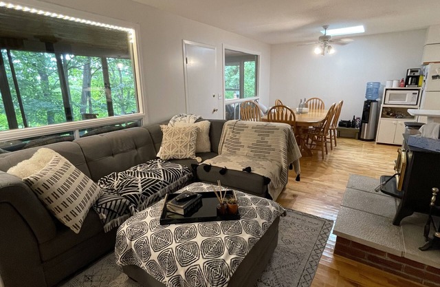 Quiet Lakefront Cottage W/ 4 Bedrooms