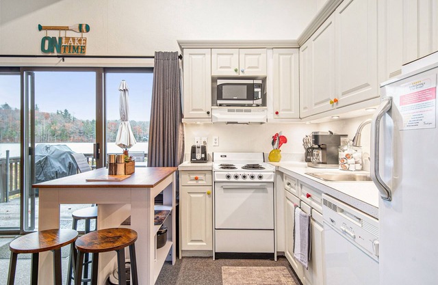 Quiet Lakefront Home with Great Amenities and near Winter Activities