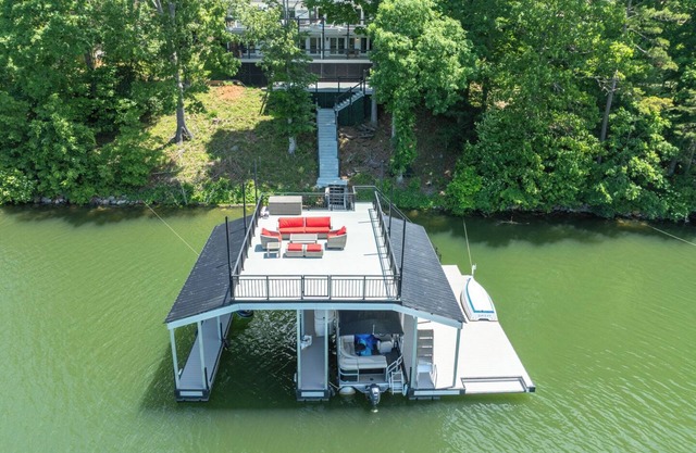 Quiet Lakefront. HUGE 5/3. Deep Water. Pontoon boat available.