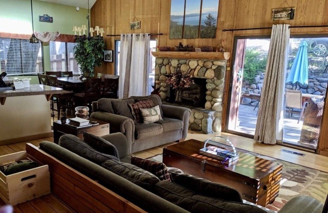 Quiet & Large house - Hot Tub, Pool table, Fast WiFi, EV charger - close to all