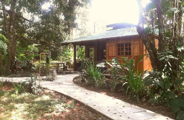 Calma la casa en un gran jardín cerca de los servicios
