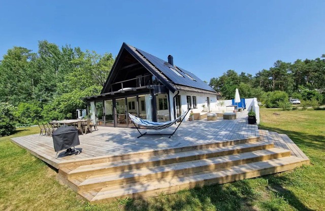 Quiet, modern and beachfront accommodation for larger groups. Pets allowed.