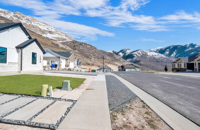 Quiet mountain retreat with hiking and biking trails, walking distance away.