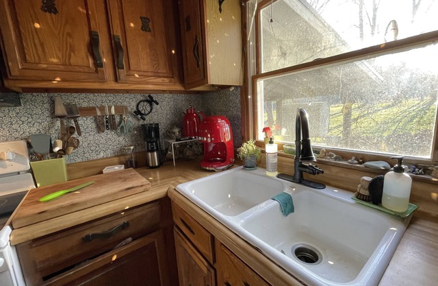 Quiet mountain retreat with artist workspace, playroom, office and views