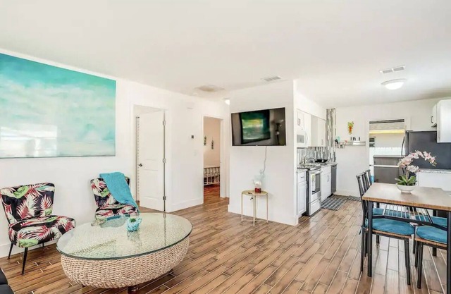 Quiet Naples Home: Walking Distance to Downtown. Pet Friendly!