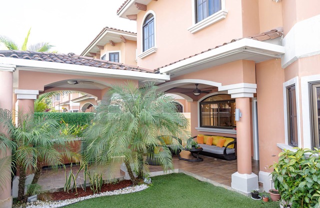 Quiet Neighborhood - 5 Minutes from Airport/Shopping/Dining
