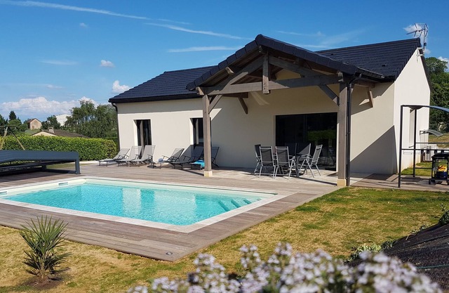 Tranquila casa nueva con piscina cubierta a 2 km de Sarlat