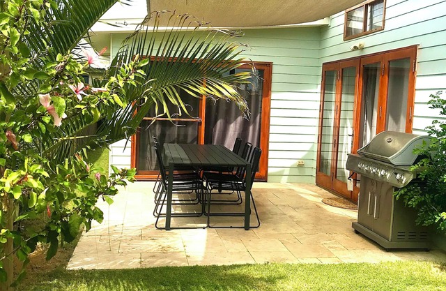 Quiet Oasis, Walk to the Beach and cafes. Stylish and Modern
