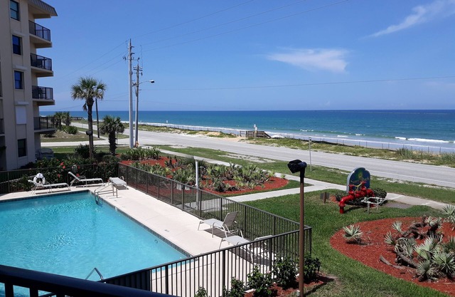 Condominio tranquilo frente al mar, 2 habitaciones / 2 baños, a pasos de la playa