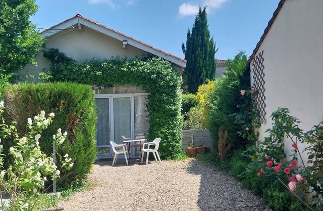 Quiet outbuilding with character, direct to Bordeaux tramway in 20 minutes