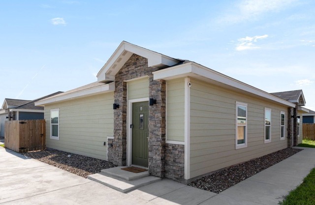 Quiet - Outlet Mall 6mins W/D Fenced Backyard Discounts 30+