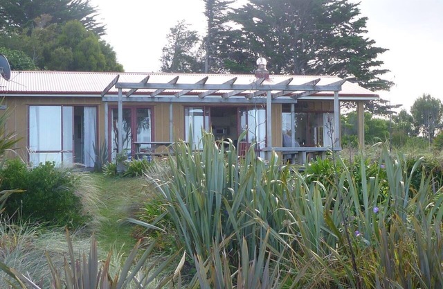 Quiet Pakawau beachfront home - beautiful views of Golden Bay and Farewell Spit.