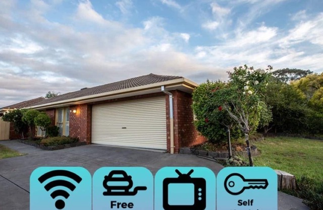 Quiet & Peaceful 3bed2bath HOME @Keilor Downs