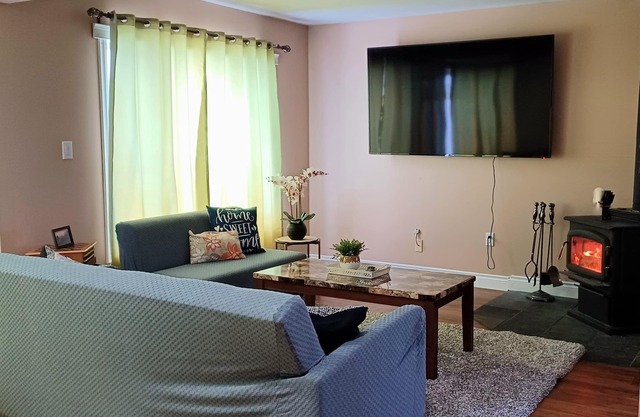 Quiet place to stay away from home, located in a very friendly area.