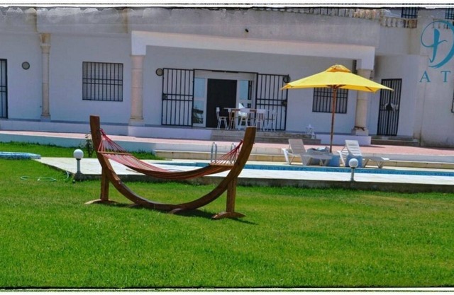 tranquila villa de la piscina con vistas al mar ya la montaña